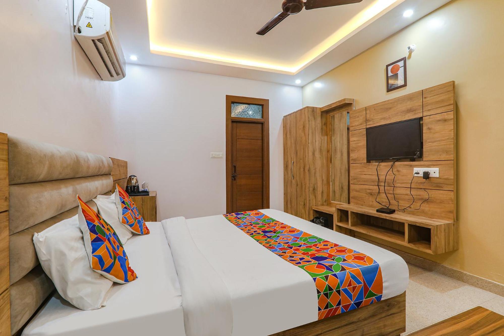 Hotel Cristelia 러크나우 외부 사진