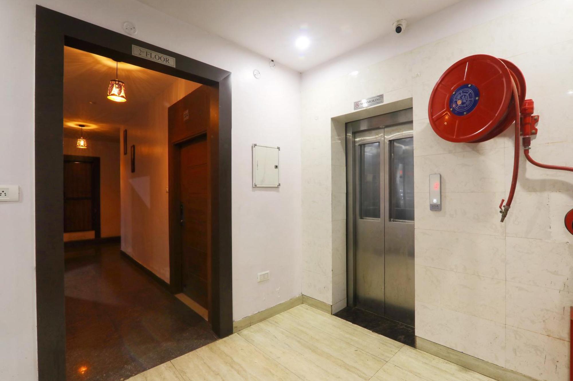 Hotel Cristelia 러크나우 외부 사진