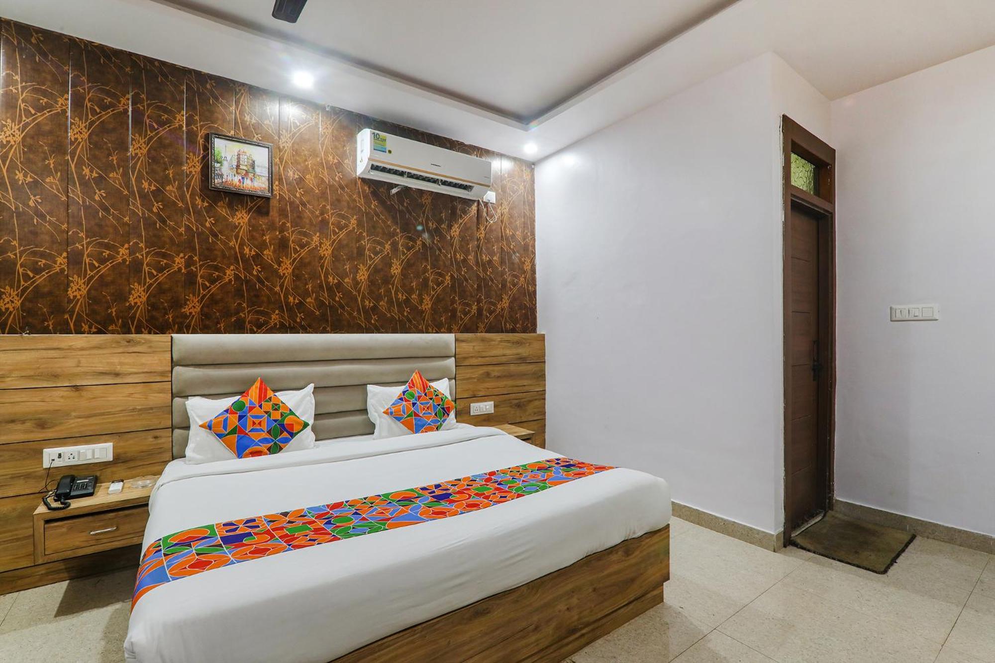Hotel Cristelia 러크나우 외부 사진