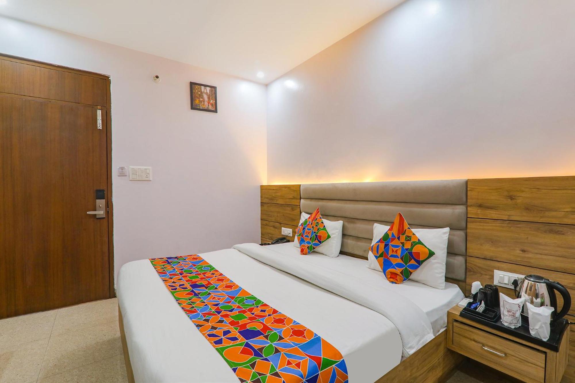 Hotel Cristelia 러크나우 외부 사진