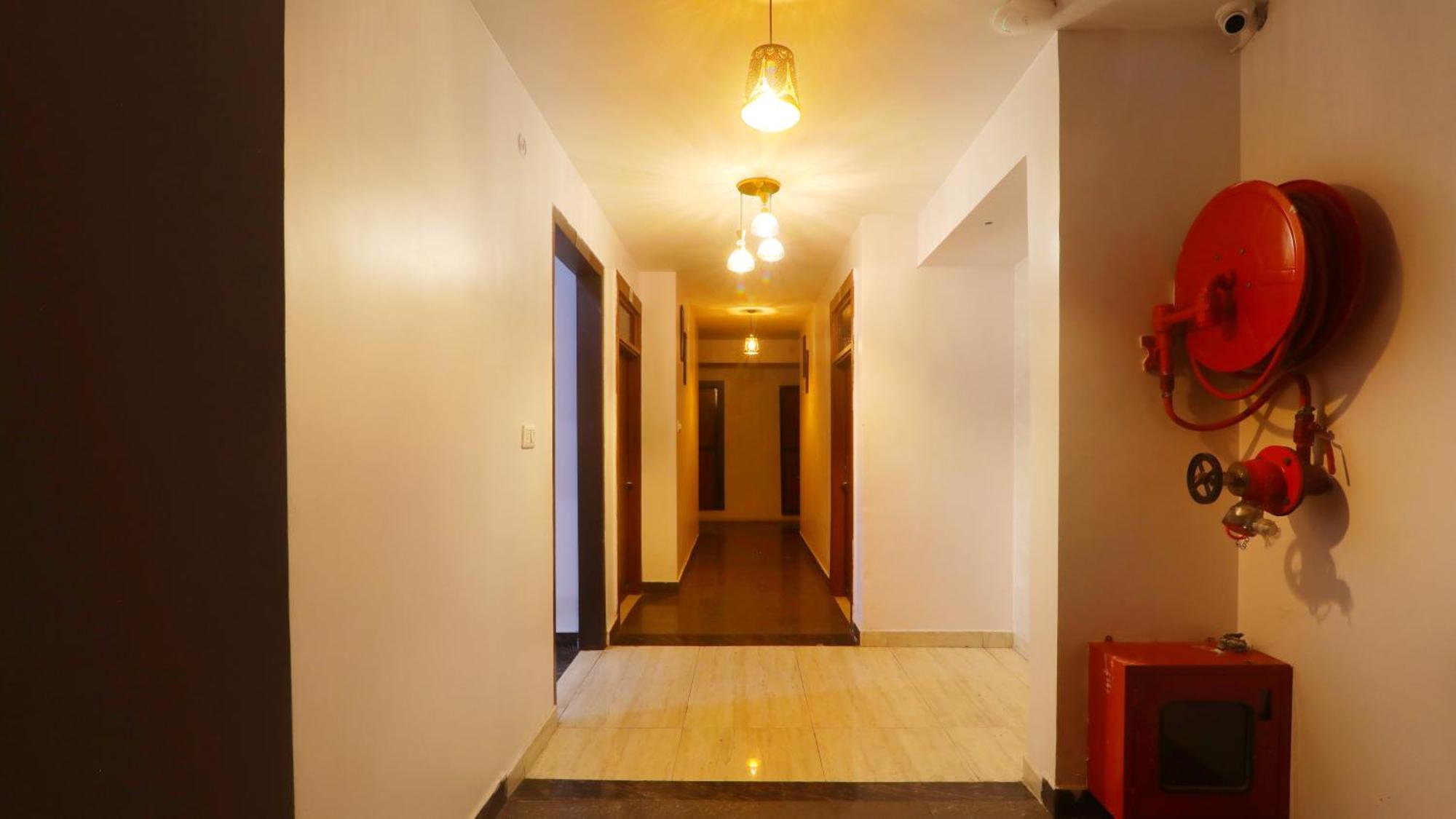 Hotel Cristelia 러크나우 외부 사진