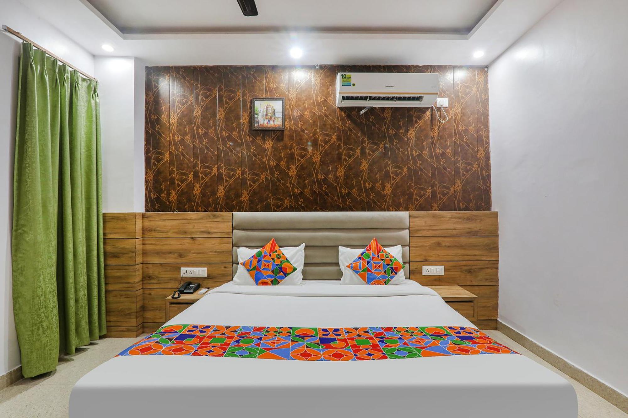 Hotel Cristelia 러크나우 외부 사진