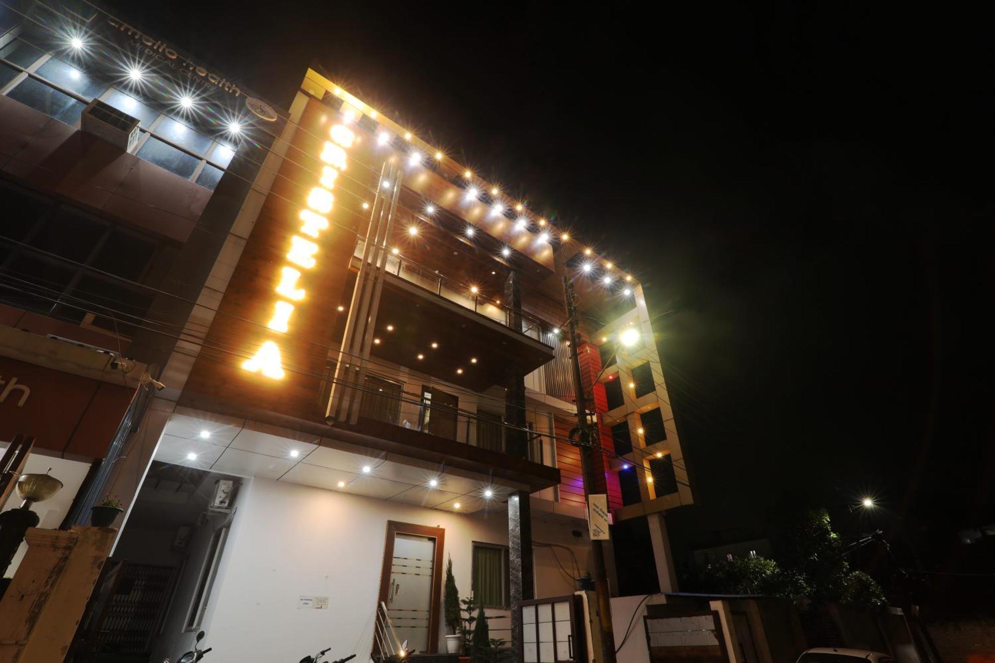 Hotel Cristelia 러크나우 외부 사진